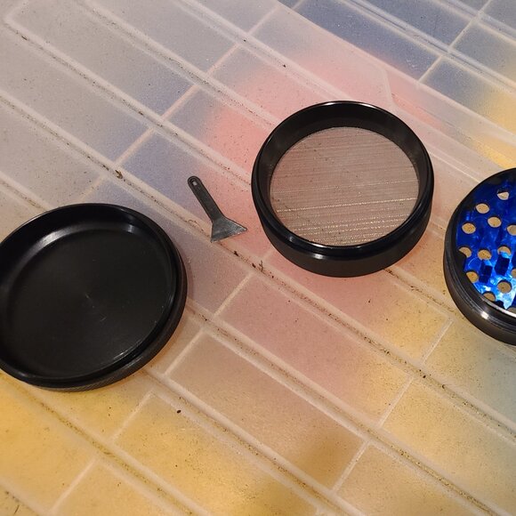 Aluminum spice grinder - Picture 2 of 5